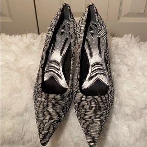 Nine West black and white cloth upper